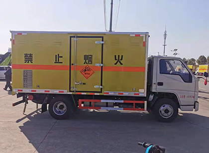 繁峙爆破器材运输车工人安全操作规范与智能技术保障
